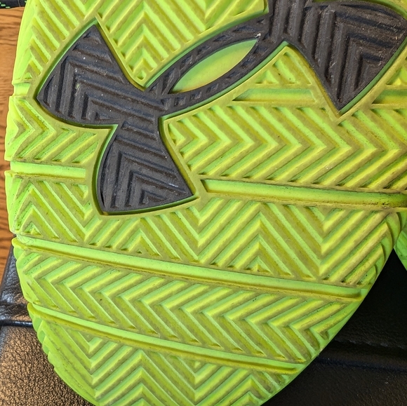 Runners.Men's size 11 ...lime green and black Under Armour - Picture 9 of 15
